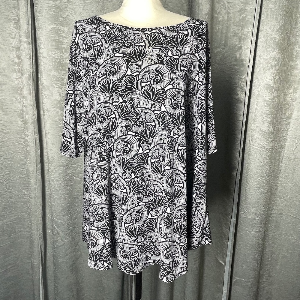 Women’s Black/White Chico’s Size 3 Top